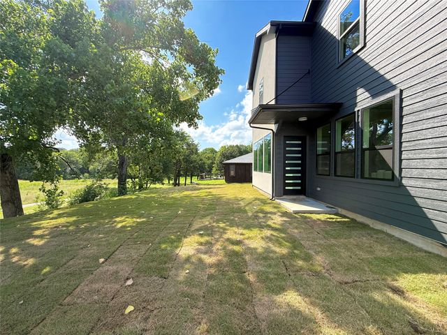 208 Silverleaf Drive, Fort Worth, TX 76112