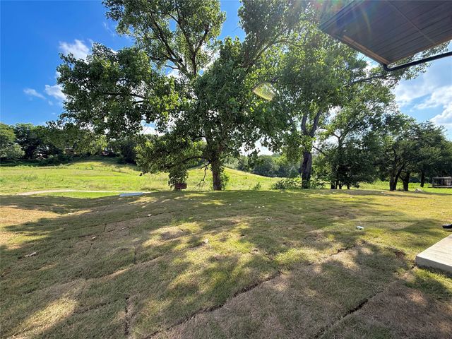 208 Silverleaf Drive, Fort Worth, TX 76112
