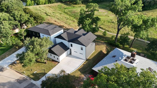 208 Silverleaf Drive, Fort Worth, TX 76112