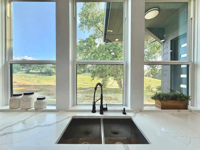208 Silverleaf Drive, Fort Worth, TX 76112
