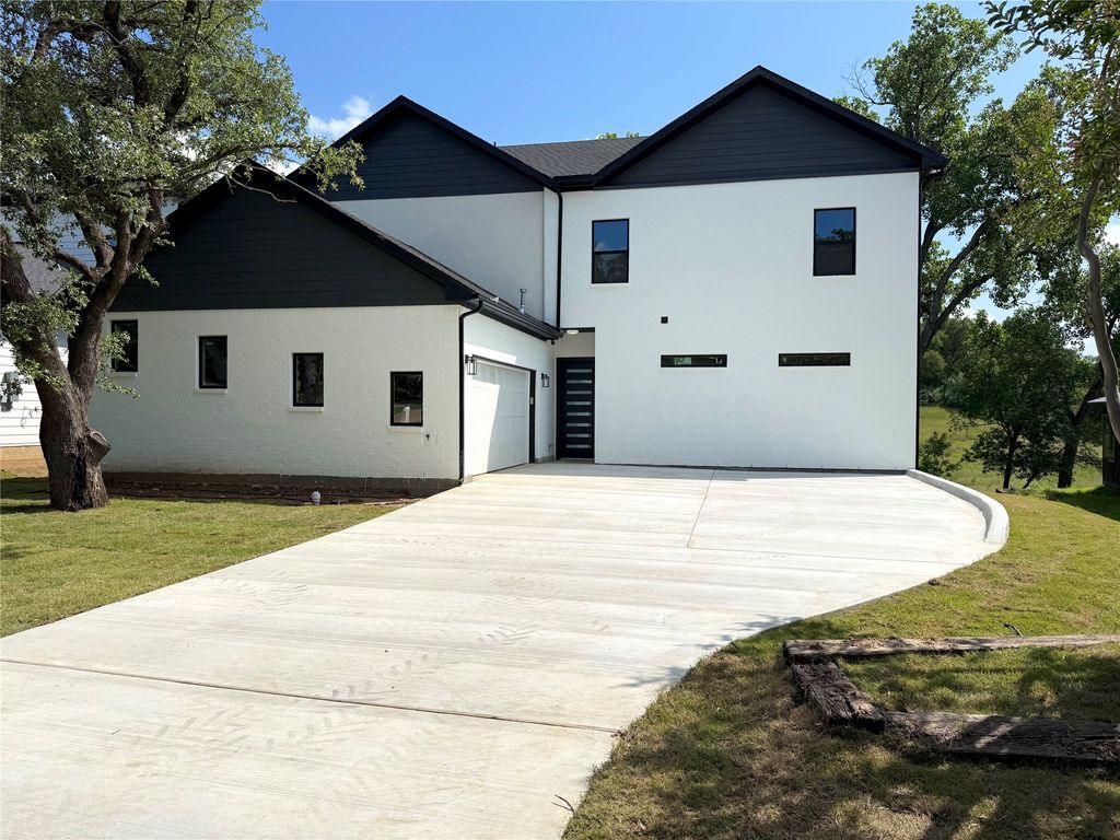 208 Silverleaf Drive, Fort Worth, TX 76112