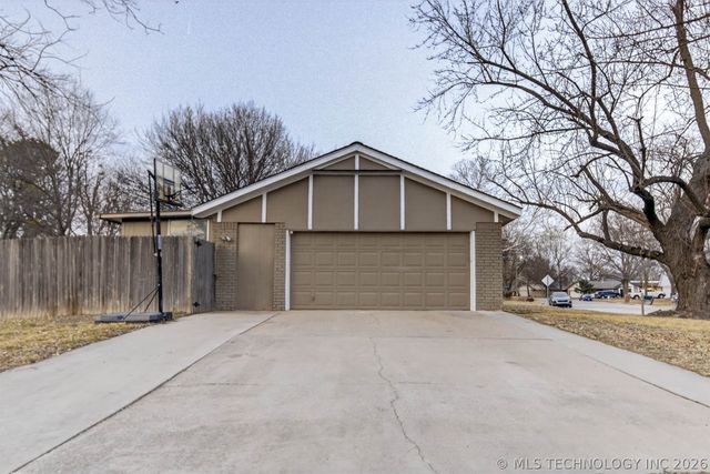 1108 S Poplar Avenue, Broken Arrow, OK 74012