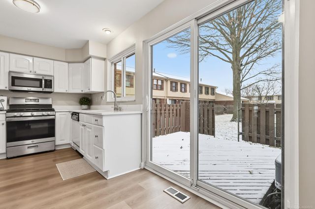 31610 Green Meadow Lane, Warren, MI 48093