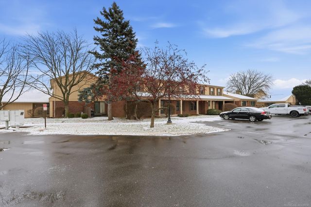 31610 Green Meadow Lane, Warren, MI 48093