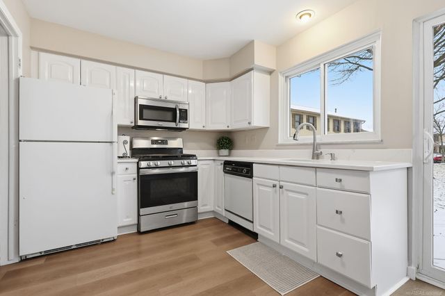 31610 Green Meadow Lane, Warren, MI 48093