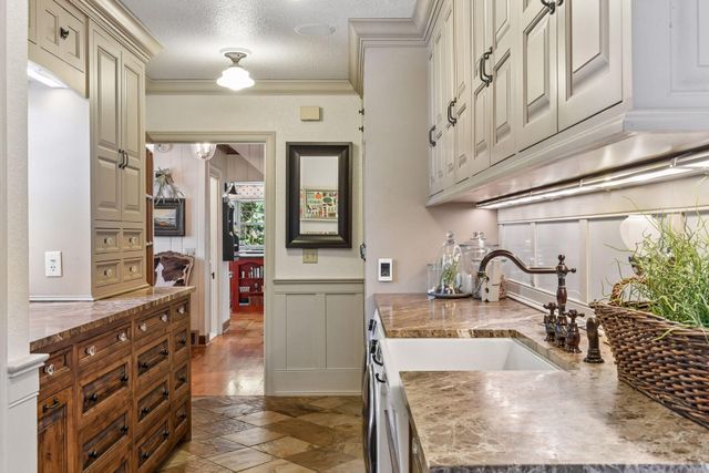 6880 Lotus Trail, Chanhassen, MN 55317