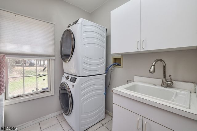 15 Scenic Dr, Ewing Twp., NJ 08628