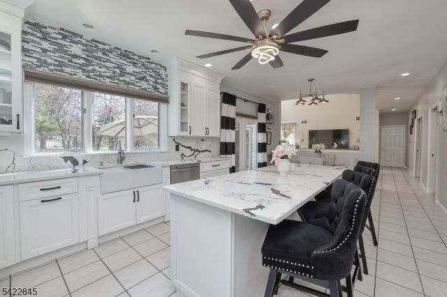 15 Scenic Dr, Ewing Twp., NJ 08628