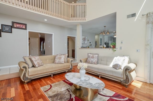 15 Scenic Dr, Ewing Twp., NJ 08628