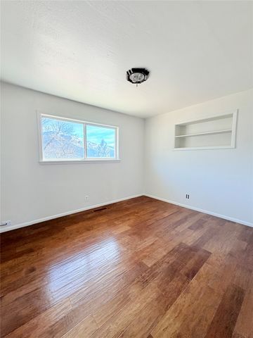 9 Castle Road, Questa, NM 87556