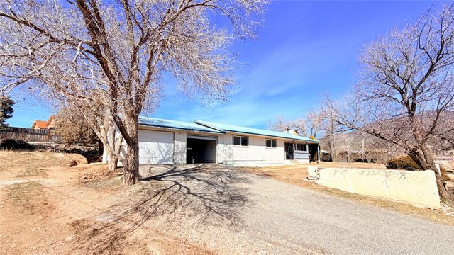 9 Castle Road, Questa, NM 87556
