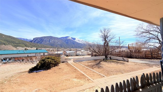 9 Castle Road, Questa, NM 87556