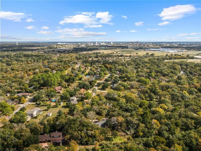 2015 Pinewood Drive, Bryan, TX 77807