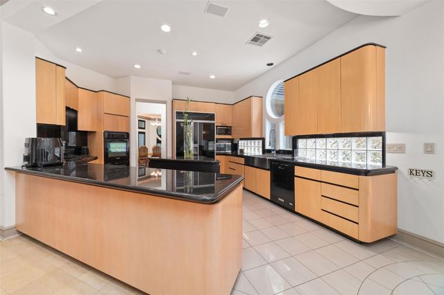 2814 Cedar Woods Place, Houston, TX 77068