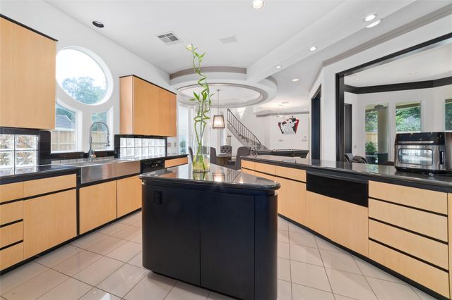 2814 Cedar Woods Place, Houston, TX 77068