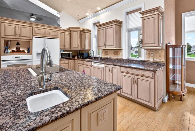 1521 FALLOW DRIVE, Neenah, WI 54956
