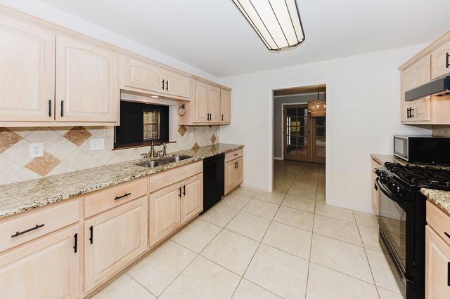 139 Village Forest DR, Smithville, TX 78957