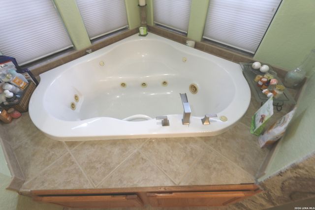 124 Rosewood Dr, La Vernia, TX 78121