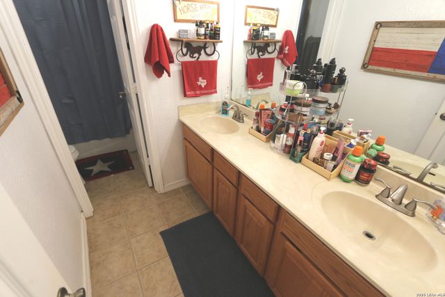 124 Rosewood Dr, La Vernia, TX 78121