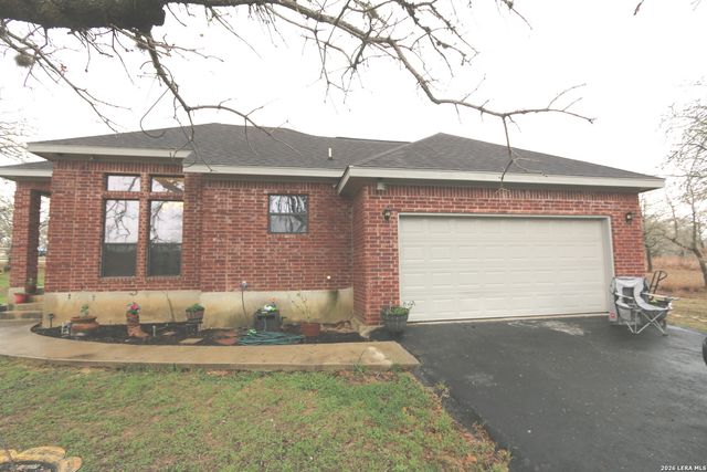 124 Rosewood Dr, La Vernia, TX 78121