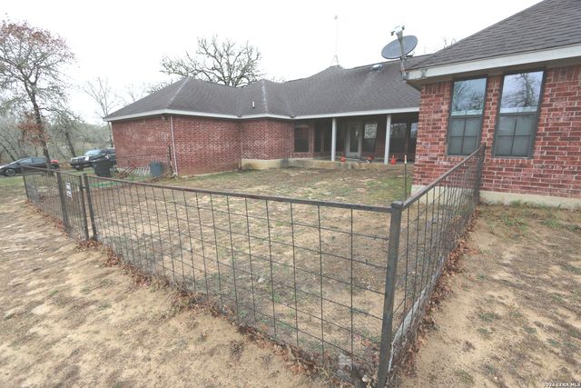 124 Rosewood Dr, La Vernia, TX 78121