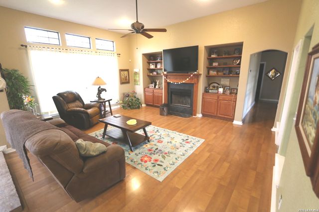 124 Rosewood Dr, La Vernia, TX 78121