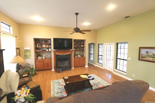 124 Rosewood Dr, La Vernia, TX 78121