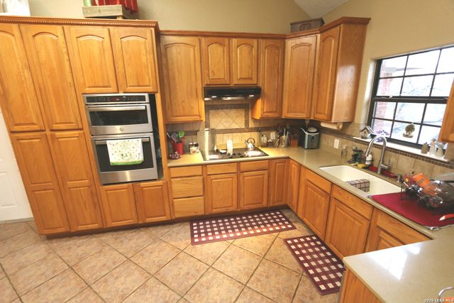 124 Rosewood Dr, La Vernia, TX 78121