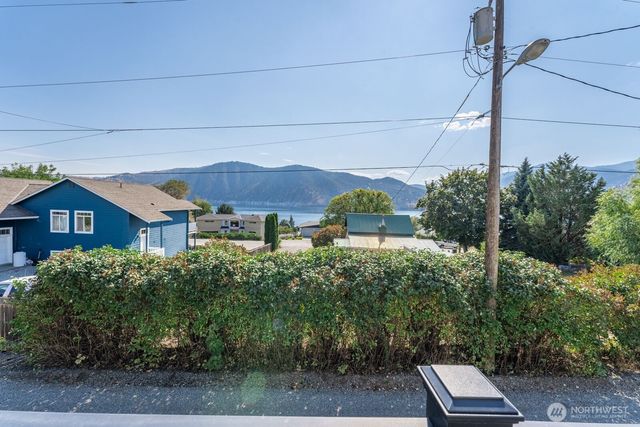 703 Boetzkes Avenue, Manson, WA 98831