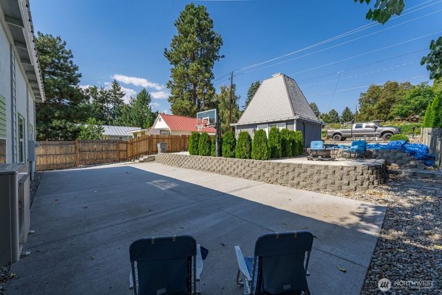 703 Boetzkes Avenue, Manson, WA 98831