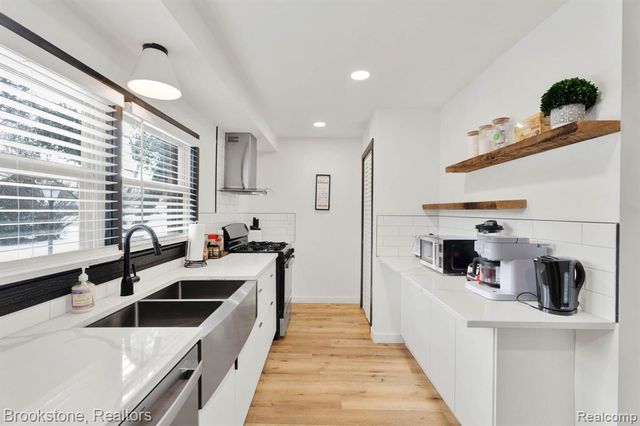 16046 W 13 Mile Road, Beverly Hills, MI 48025