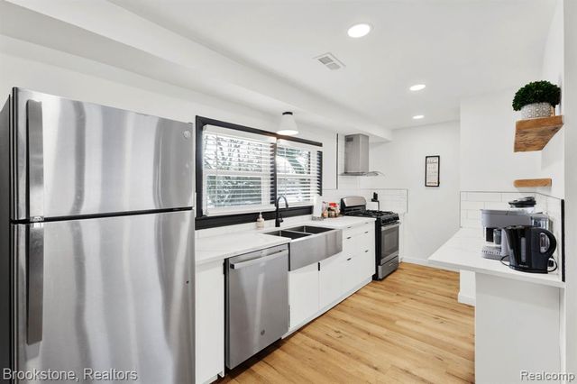 16046 W 13 Mile Road, Beverly Hills, MI 48025
