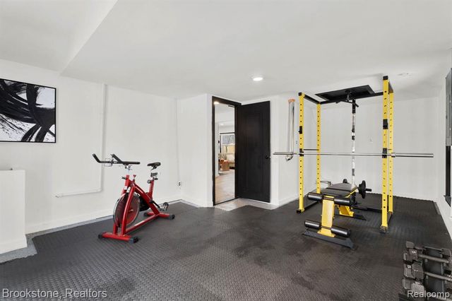 16046 W 13 Mile Road, Beverly Hills, MI 48025
