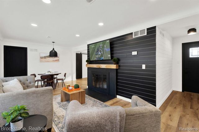 16046 W 13 Mile Road, Beverly Hills, MI 48025