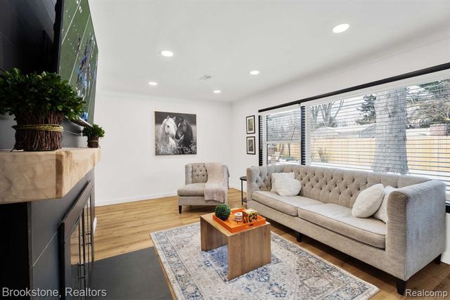 16046 W 13 Mile Road, Beverly Hills, MI 48025