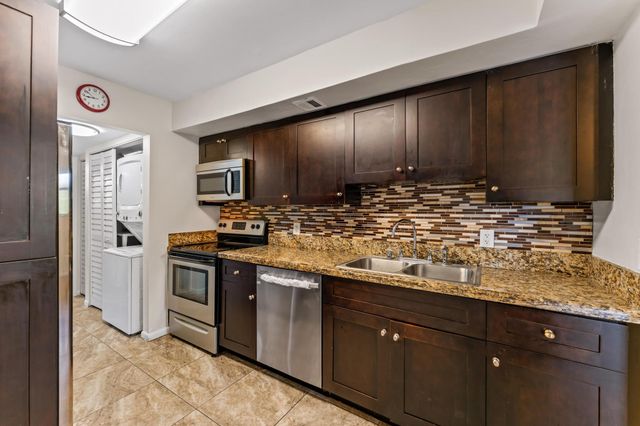 1840 Fairview Villas Drive 3, Palm Springs, FL 33406