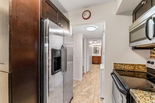 1840 Fairview Villas Drive 3, Palm Springs, FL 33406