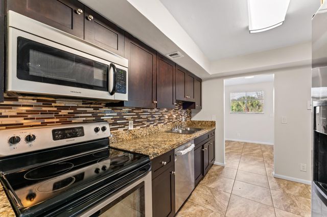 1840 Fairview Villas Drive 3, Palm Springs, FL 33406