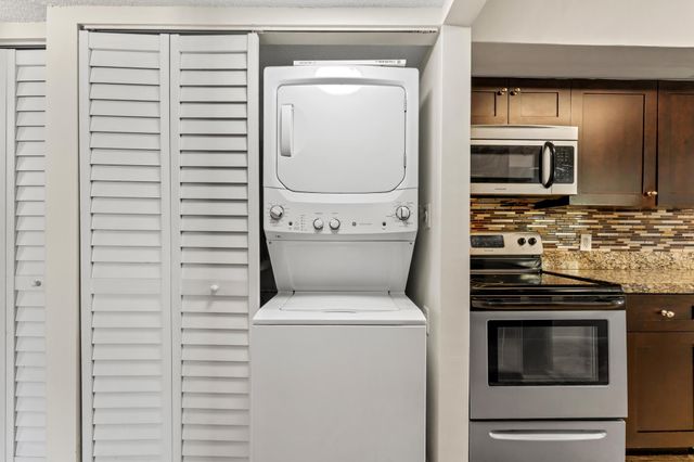 1840 Fairview Villas Drive 3, Palm Springs, FL 33406