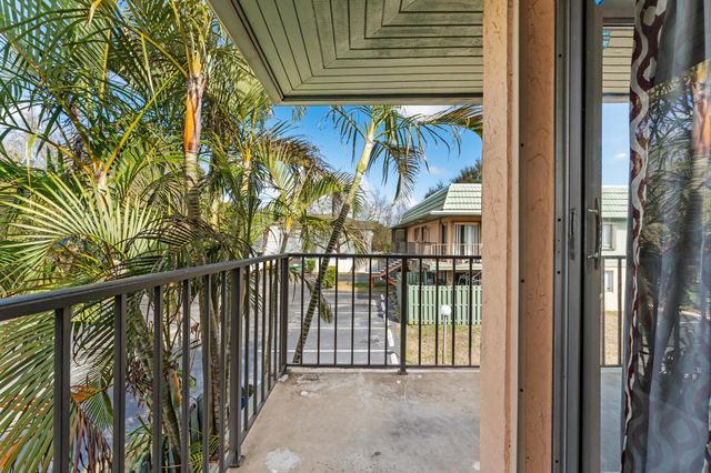 1840 Fairview Villas Drive 3, Palm Springs, FL 33406