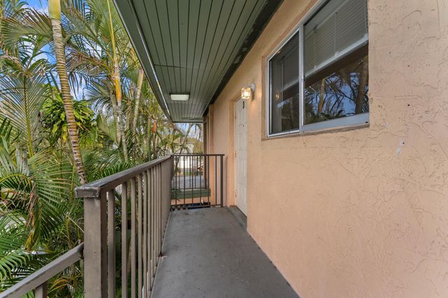 1840 Fairview Villas Drive 3, Palm Springs, FL 33406