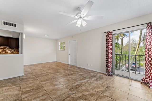 1840 Fairview Villas Drive 3, Palm Springs, FL 33406