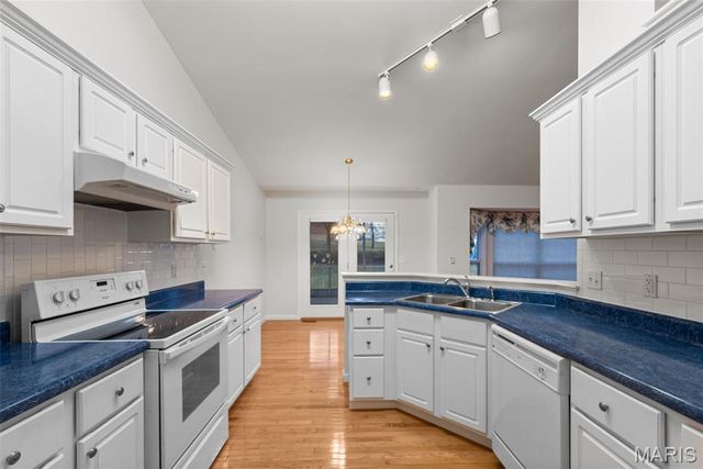 6042 Glennaire Drive 28, St Louis, MO 63129