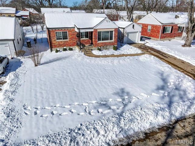 1335 Pinetree Lane, Webster Groves, MO 63119