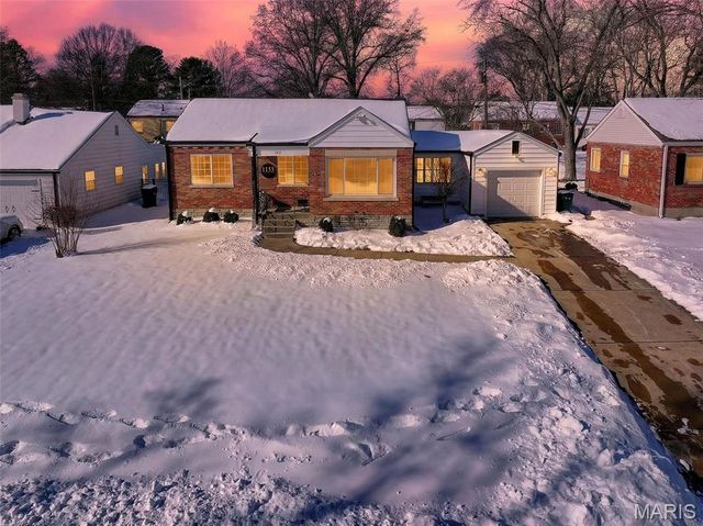 1335 Pinetree Lane, Webster Groves, MO 63119