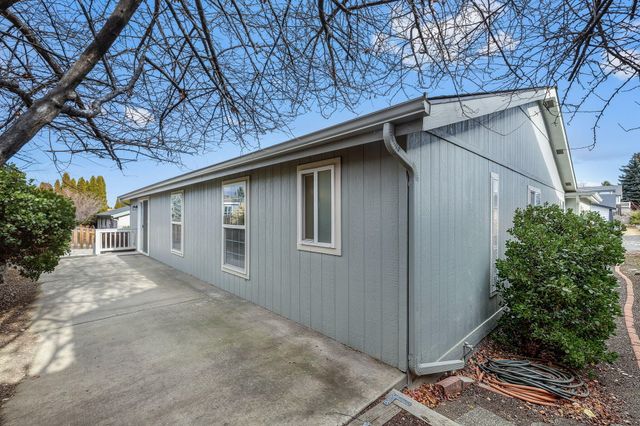 2325 NE Wintergreen Drive, Bend, OR 97701