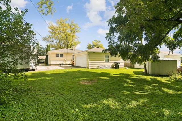 64 S Prairie Avenue, Mundelein, IL 60060