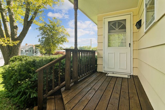 64 S Prairie Avenue, Mundelein, IL 60060