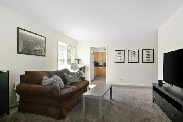 64 S Prairie Avenue, Mundelein, IL 60060