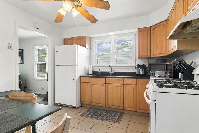 64 S Prairie Avenue, Mundelein, IL 60060